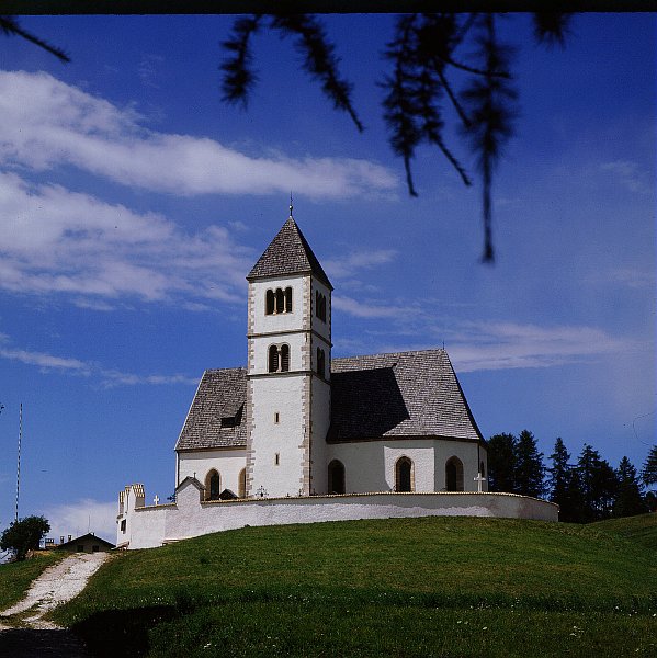 PARROCCHIALE DI SAN VOLFANGO CON CAPPELLA CIMITERIALE E CIMITERO A REDAGNO