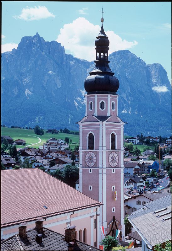 PARROCCHIALE DEI SANTI PIETRO E PAOLO A CASTELROTTO CON CIMITERO