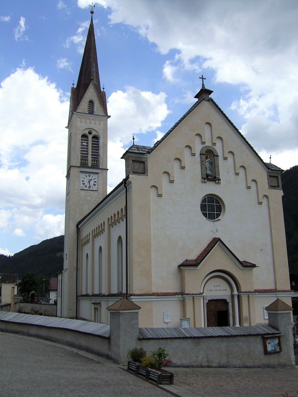 PARROCCHIALE DI SANTA LUCIA CON CAPPELLA CIMITERIALE E CIMITERO A CAMPIL